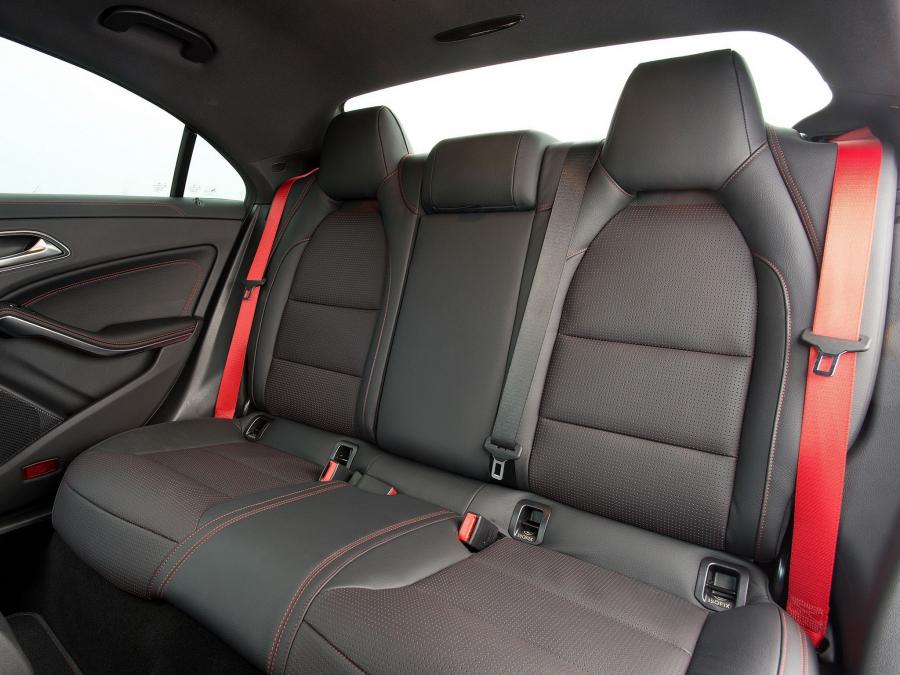  Mercedes-Benz CLA45 AMG 2013 года  (UK) (фото 4 из 30)